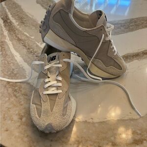 New Balance 327. EUC. Women’s size 9.5 colorway - Timberwolf/Aluminum.